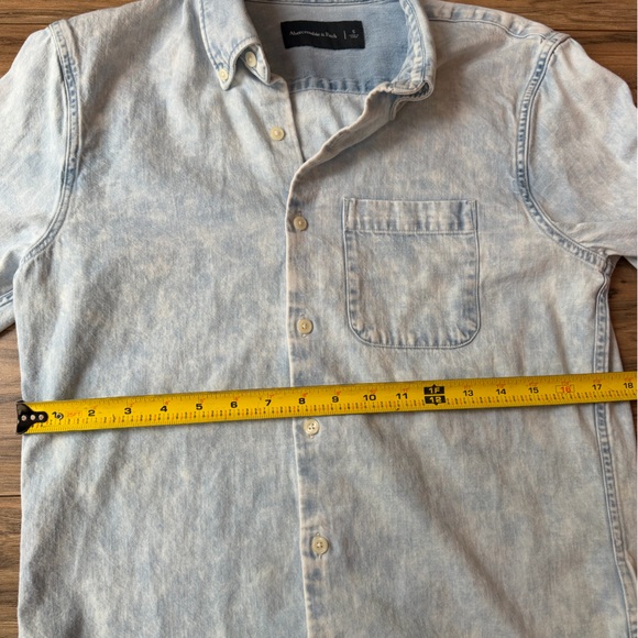 Abercrombie & Fitch Light Wash Blue Button-Down Shirt - Men’s size small - Picture 6 of 7